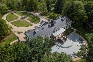 Ant vaizdingo Nemuno šlaito stūksantis dvaras šiandien išgyvena naują aukso amžių