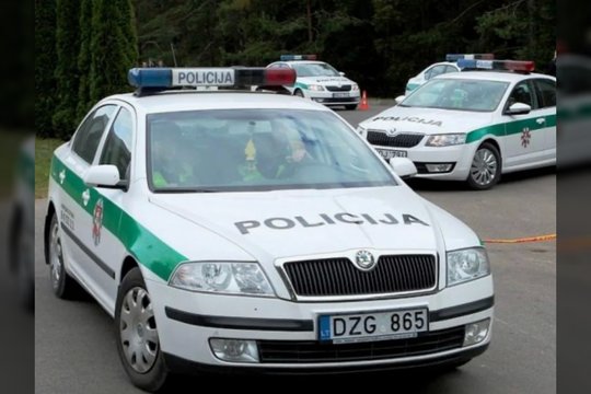 Veisiejuose – gausios policijos pajėgos: tikrinami automobiliai, ieškomas įtariamasis
