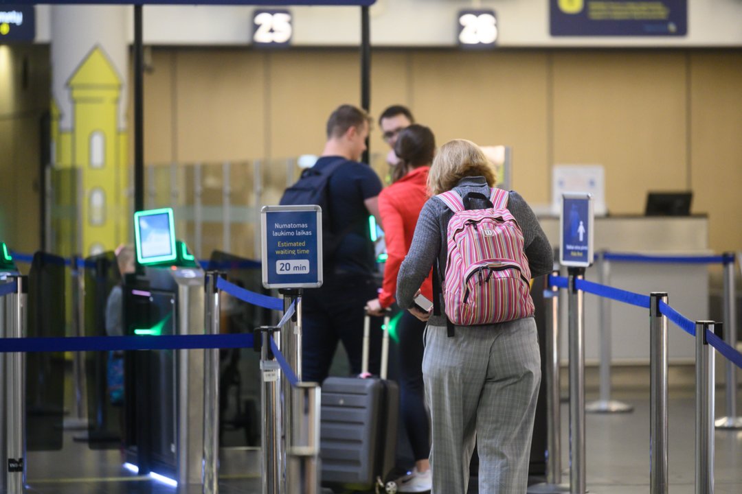 Keliautojas įvardijo mėgstamą turistų drabužį, kurio pataria nesirengti skrendant lėktuvu: priežastis paprasta