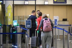 Keliautojas įvardijo mėgstamą turistų drabužį, kurio pataria nesirengti skrendant lėktuvu: priežastis paprasta