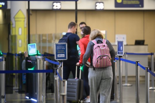Keliautojas įvardijo mėgstamą turistų drabužį, kurio pataria nesirengti skrendant lėktuvu: priežastis paprasta