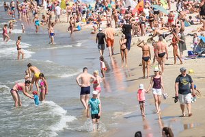 Pajūrio gelbėtojai po pirmojo karšto savaitgalio: medikų vizitas, saulės smūgiai ir pasiklydę vaikai