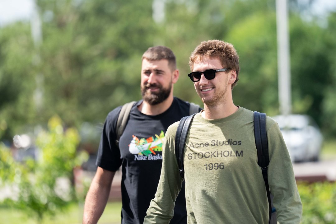Birštone – krepšinio žvaigždžių desantas: J. Valančiūnas į stovyklą atvyko kartu su M. Buzeliu