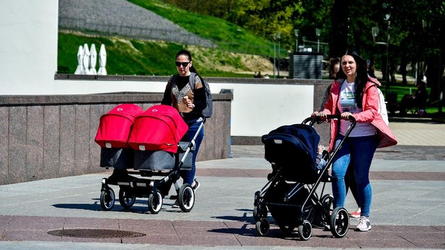 Įvardijo skirtingas priežastis, kodėl šeimos nesiryžta turėti daugiau vaikų: problema – ne tik finansai
