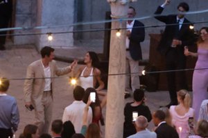 Dua Lipa paviešino beveik 2 milijonus kainavusių vestuvių akimirkas: gerbėjai eina iš proto