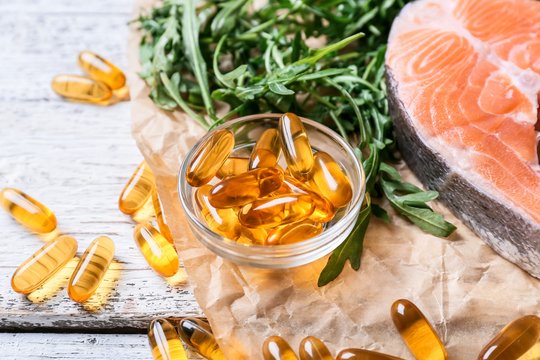 „1000 mg žuvų taukų“ – skamba įtikinamai, bet dažnai klaidina: ką iš tikrųjų gaunate?