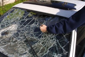 Šalčininkų r. kaime vandalai suniokojo du automobilius