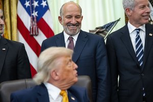 „Niekam tai nerūpi“: D. Trumpas tiesmukai nutraukė pareigūno pasakojimą