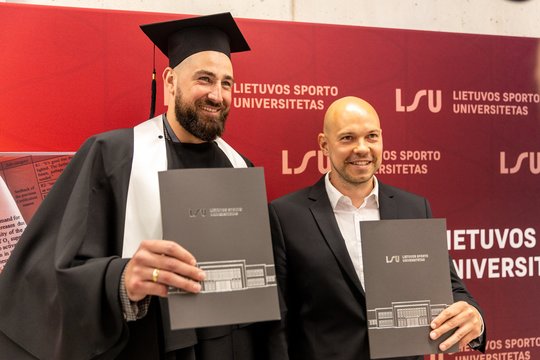 Vietoje kamuolio rankoje diplomas: J. Valančiūno karjeroje – dar viena pergalė