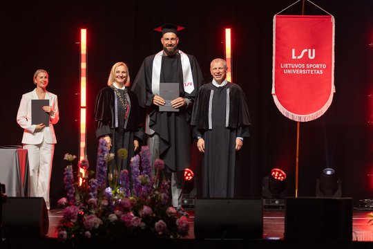 Vietoje kamuolio rankoje diplomas: J. Valančiūno karjeroje – dar viena pergalė