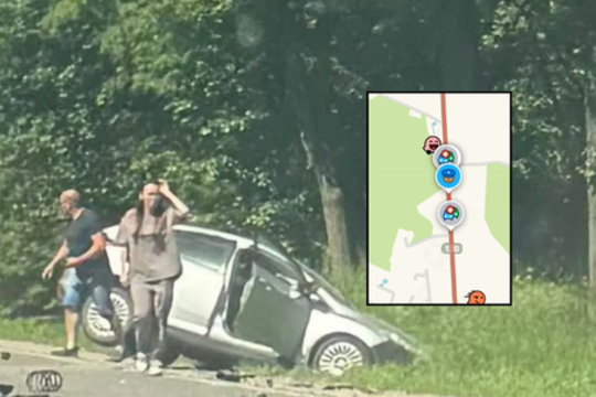 Itin judriame kelyje – kaktomuša: vienas automobilis griovyje, kitas – ant šono