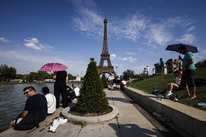 Nepakeliamas karštis griauna turistų planus: dėl kaitros duris anksčiau užvers net Eifelio bokštas