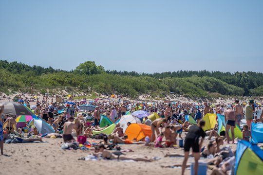 Plūstelėjus karščiui pajūris „lūžo“ nuo žmonių: griežčiausi kirčiai skrieja tėvams