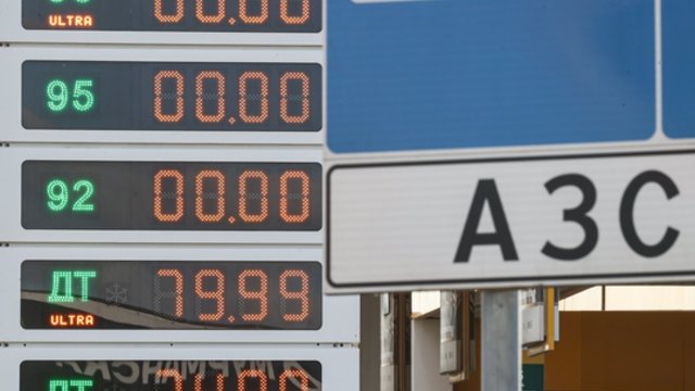 Rusija jau naudoja kuro atsargas: svarsto degalų įsivežti