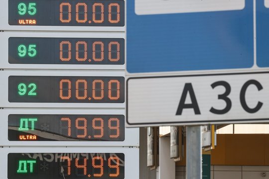 Rusija jau naudoja kuro atsargas: svarsto degalų įsivežti