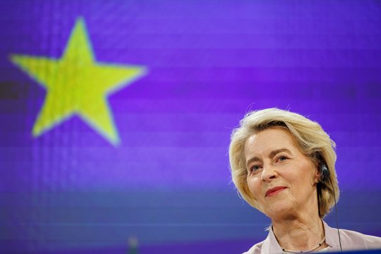U. von der Leyen – problemos: tiria slaptus susirašinėjimus su V. Zelenskiu ir kitais lyderiais
