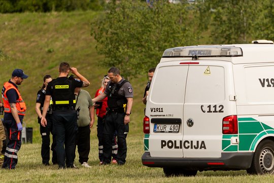 Vilniuje po nerimą keliančio skambučio prie Baltojo tilto skubėjo policija, medikai ir ugniagesiai