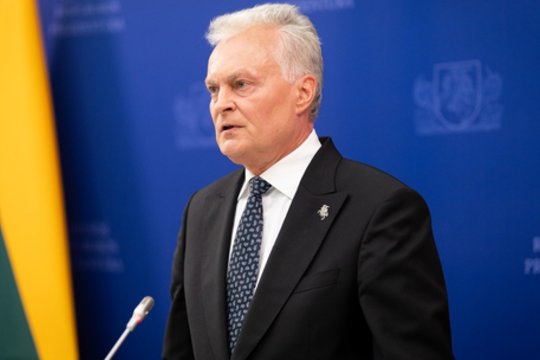 Nemato adekvatumo tarp G. Nausėdos laikysenos ir elgesio: viliasi tapti V. Adamkumi