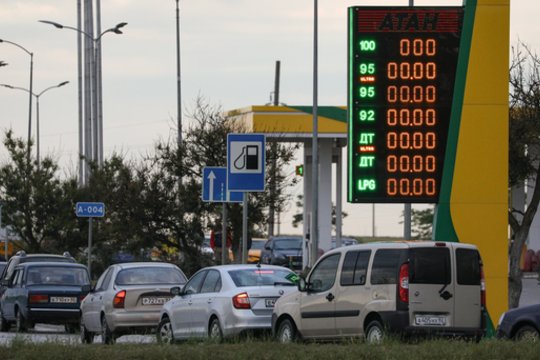 Rusija klimpsta gilyn į degalų krizę: atsigręžė ir į kaimynę