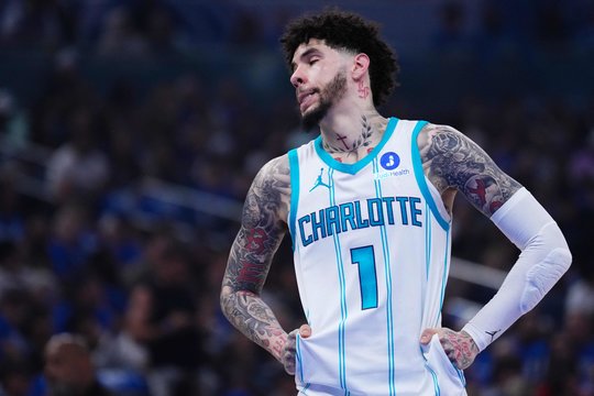 NBA – netikėtas posūkis: LaMelo Ballas susikrovė lagaminus iš Šarlotės