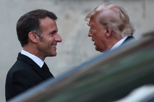 Po karšto lyderių susitikimo – džiaugsmas Europoje: E. Macronas rado D. Trumpo silpnąją vietą
