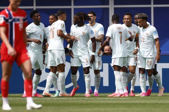 I grupės lyderių mūšis: O. Dembele per pusvalandį sukalė tris įvarčius į Norvegijos vartus