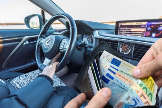 Gali tekti patuštinti pinigines: už šį daiktą automobilio salone – 140 eurų bauda