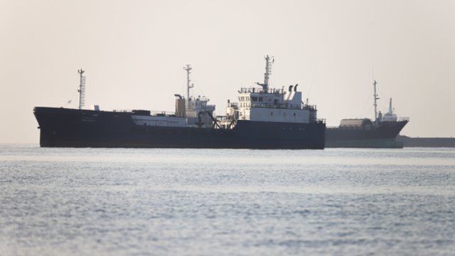 JAV smogė Iranui: atsakė į išpuolį prieš krovininį laivą Hormūzo sąsiauryje