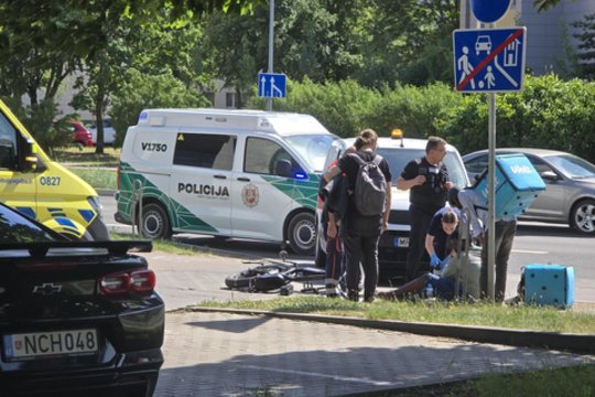 Vilniuje automobilio ir dviratininko susidūrimas – nukentėjo maisto išvežiotojas