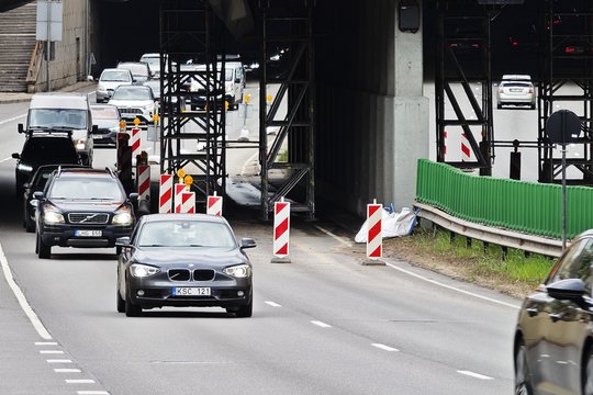 Šią klaidą vasarą daro beveik visi vairuotojai: pasakė, kodėl tai blogai