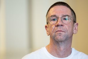 Skandalingas bankininkas pagaliau stojo prieš teismą: liks suimtas iki pat nuosprendžio