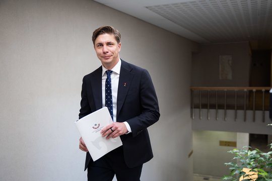 M. Sinkevičiaus akistata su konservatoriais: jau rado skeletų spintoje, iš L. Kasčiūno rankų – dovana