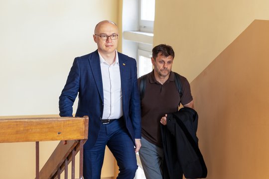 Teismas pradėjo nagrinėti Seimo nario E. Sabučio „čekiukų“ bylą, jis kaltės nepripažįsta