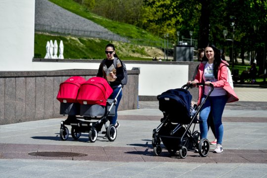 Mokslinis tyrimas: tėvai turėtų imti ilgesnes tėvystės atostogas, kad išvengtų depresijos