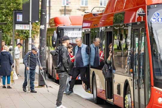 Perspėja vairuotojus ir keleivius – dėl avarijos Vilniuje nepravažiuoja dalis autobusų, troleibusų