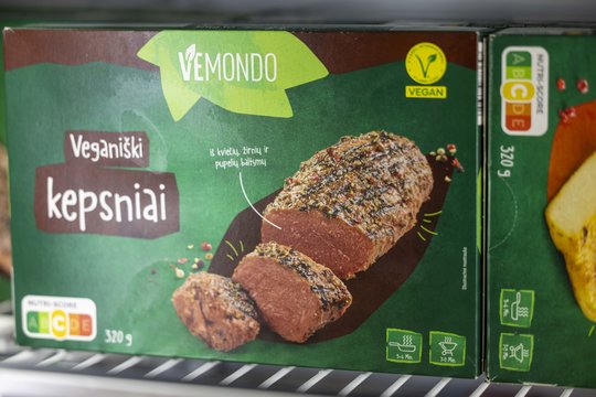 Nuo tofu iki augalinių dešrelių: kaip gaminami „Lidl“ augaliniai produktai?