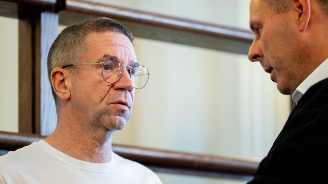 Pamatykite: į posėdį atvesdintas vienas iš buvusių banko „Snoras“ akcininkų V. Antonovas