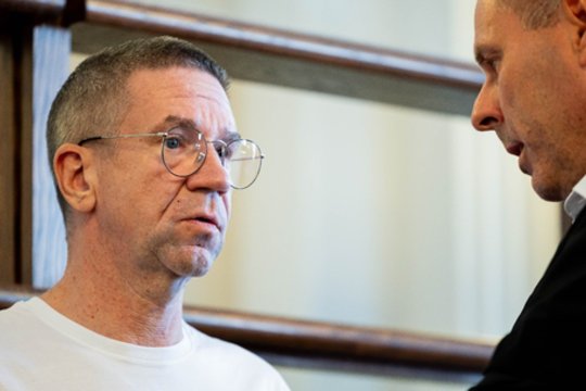 Pamatykite: į posėdį atvesdintas vienas iš buvusių banko „Snoras“ akcininkų V. Antonovas