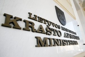 Įvedus karo padėtį, siūloma įpareigoti kariuomenės vadą užtikrinti valdžios pastatų apsaugą
