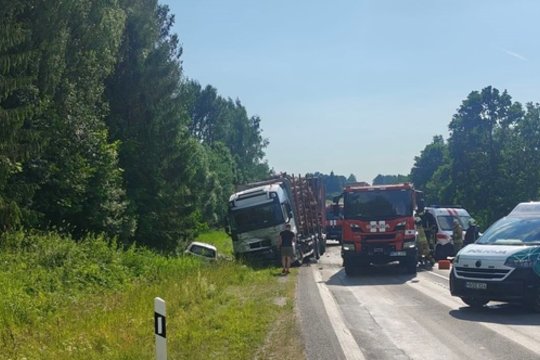Kraupi kaktomuša Plungės r.: per susidūrimą su miškavežiu žuvo jaunas vyras