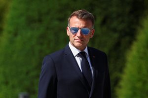 E. Macronas susitikdamas su Omano sultonu vėl dėvėjo garsiuosius akinius nuo saulės