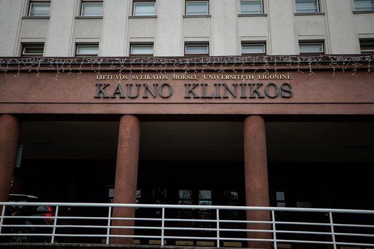 Šiauliuose iš ketvirto aukšto iškrito dvejų metų berniukas – mažylis skubiai nugabentas į Kauno klinikas