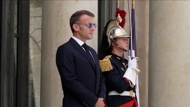Žymieji E. Macrono akiniai vėl tapo sensacija: dėvėjo susitikimo su Omano sultonu metu