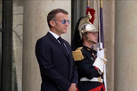 Žymieji E. Macrono akiniai vėl tapo sensacija: dėvėjo susitikimo su Omano sultonu metu