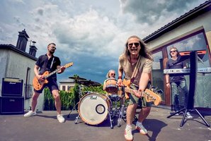 „Bon Jeans“ pristato naują singlą: pirmą kartą dainoje skamba visų grupės narių balsai