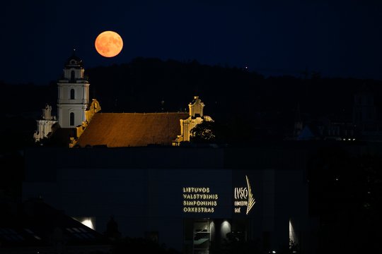 Kviečiame pasigrožėti: virš Vilniaus spindėjo Žemuogių pilnatis