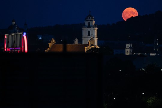 Kviečiame pasigrožėti: virš Vilniaus spindėjo Žemuogių pilnatis