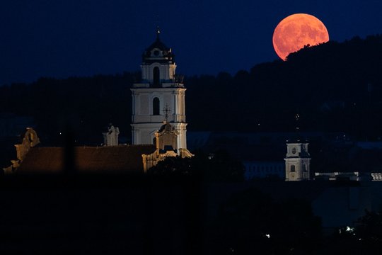 Kviečiame pasigrožėti: virš Vilniaus spindėjo Žemuogių pilnatis