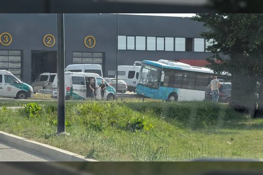 Priemiestinis Kauno rajono autobusas kliudė atitvarus