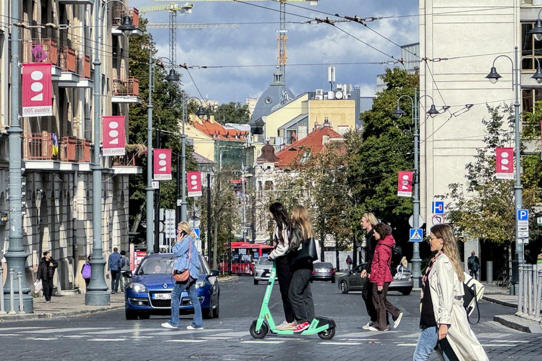 Paspirtukininkams nauja Seimo iniciatyva nepatiks – bausti galėtų ne tik policija